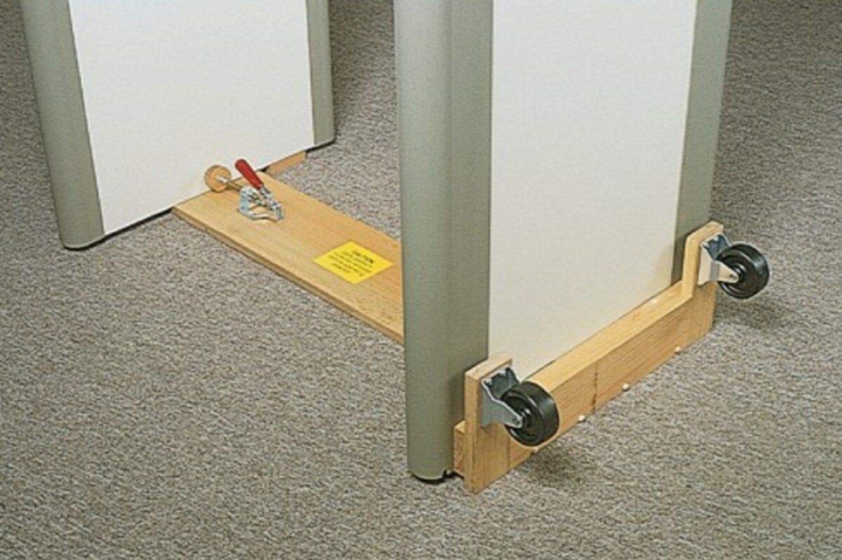 Wheels for transporting the metal detector